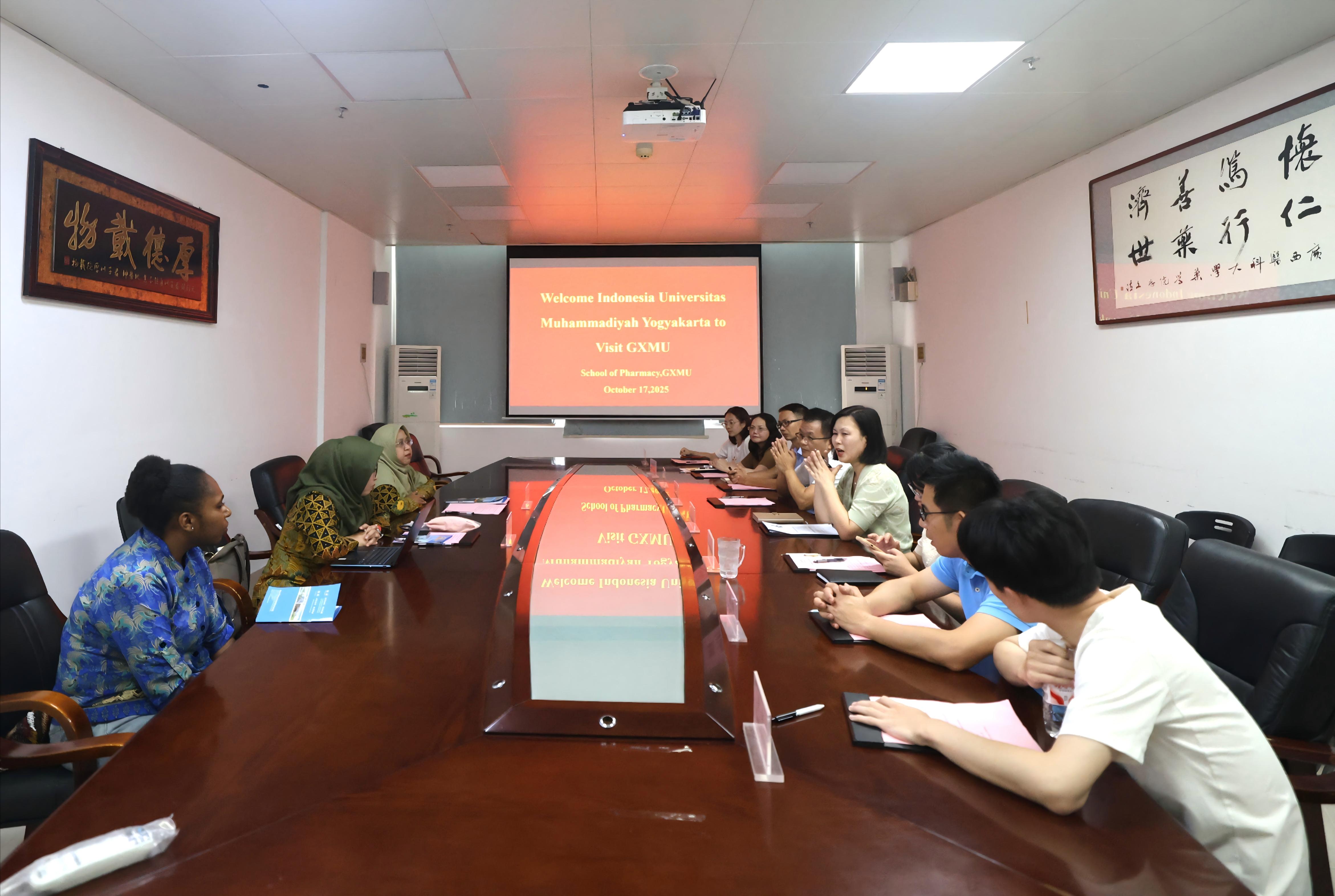 图1 药学院座谈交流.jpg