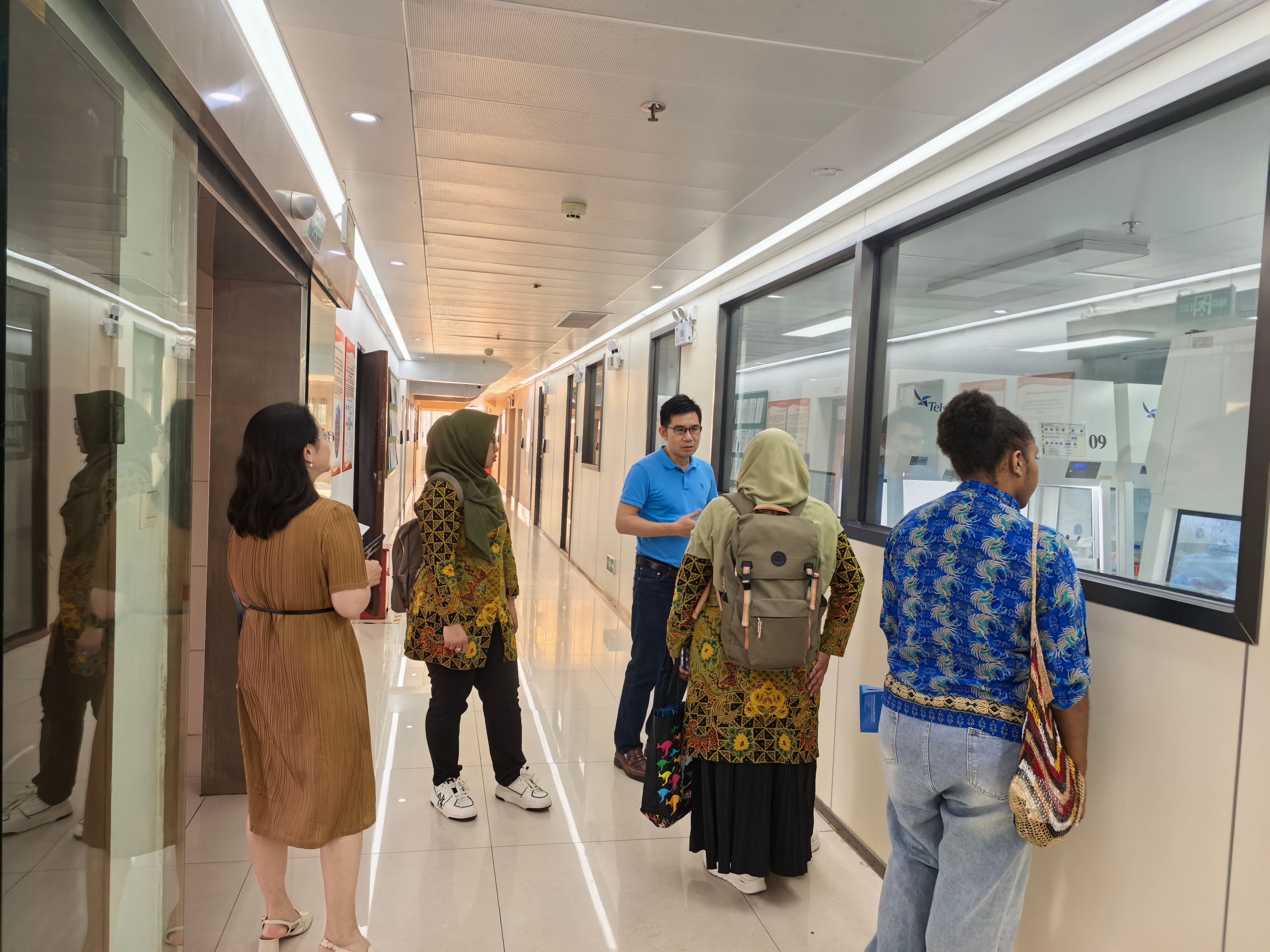 图3 参观药学院科研实验平台(1).jpg